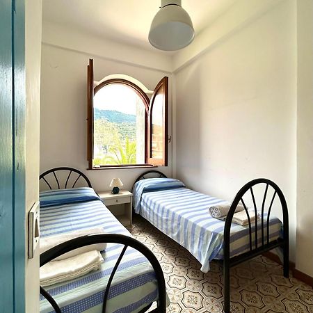 Vista Mare Su Tre Piani Con Giardino Vila Falerna Exterior foto